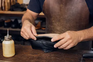 Profissional colando a sola de um sapato.